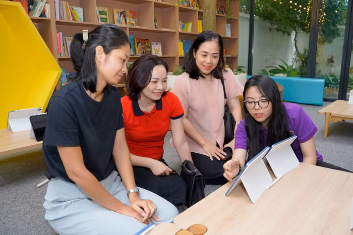 Sinh viên Khoa Công nghệ Giáo dục giới thiệu phụ huynh sử dụng một số phần mềm, học liệu số. Sinh viên Khoa Công nghệ Giáo dục giới thiệu phụ huynh sử dụng một số phần mềm, học liệu số.