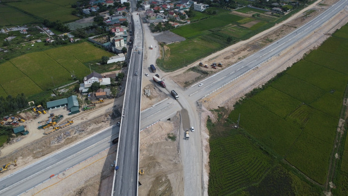 Sau khi được lưu thông, thời gian đi từ Nghệ An tới Hà Nội sẽ được rút ngắn khoảng 1,5 giờ so với việc lưu thông trên Quốc lộ 1A như hiện nay. Ảnh: Trung Dũng