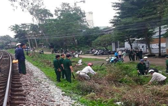 Nhiều địa phương ra quân dọn vệ sinh hành lang nhằm góp phần đảm bảo an toàn giao thông đường sắt. Ảnh: Trung Dũng Nhiều địa phương ra quân dọn vệ sinh hành lang nhằm góp phần đảm bảo an toàn giao thông đường sắt. Ảnh: Trung Dũng