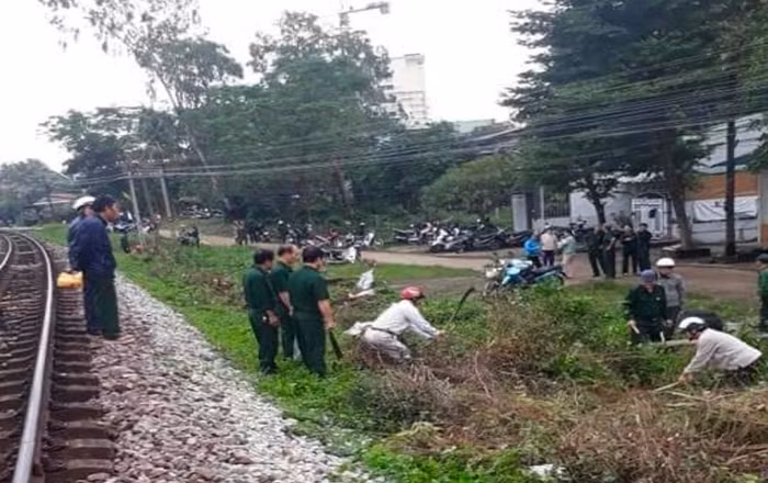 Nhiều địa phương ra quân dọn vệ sinh hành lang nhằm góp phần đảm bảo an toàn giao thông đường sắt. Ảnh: Trung Dũng Nhiều địa phương ra quân dọn vệ sinh hành lang nhằm góp phần đảm bảo an toàn giao thông đường sắt. Ảnh: Trung Dũng