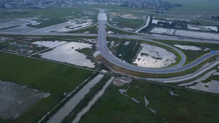 Hiện tại, khi chưa thông xe các phương tiện từ Hà Nội về các tỉnh miền trung sẽ phải đi lối ra trên địa phận xã Đông Xuân để vào Quốc lộ 1A tiếp tục hành trình. Ảnh: Trung Dũng