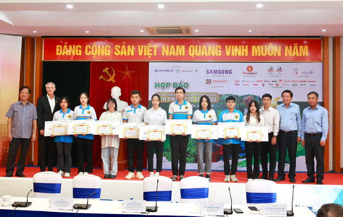 Trao học bổng cho học sinh, sinh viên có hoàn cảnh khó khăn vươn lên trong học tập. Ảnh: T.D Trao học bổng cho học sinh, sinh viên có hoàn cảnh khó khăn vươn lên trong học tập. Ảnh: T.D