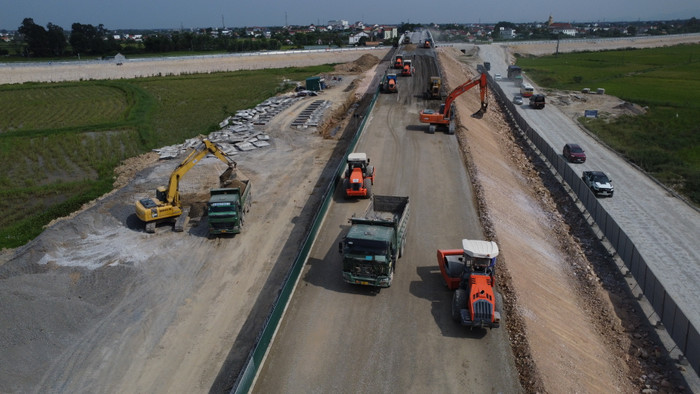 Máy móc và công nhân thi công giữa thời tiết nắng nóng. Ảnh: Trung Dũng