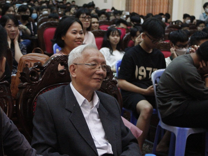 Nhà giáo ưu tú, Tiến sĩ Nguyễn Tùng Lâm- Chủ tịch Hội đồng Giáo dục nhà trường tham dự chương trình. Ảnh: Trần Lý Nhà giáo ưu tú, Tiến sĩ Nguyễn Tùng Lâm- Chủ tịch Hội đồng Giáo dục nhà trường tham dự chương trình. Ảnh: Trần Lý