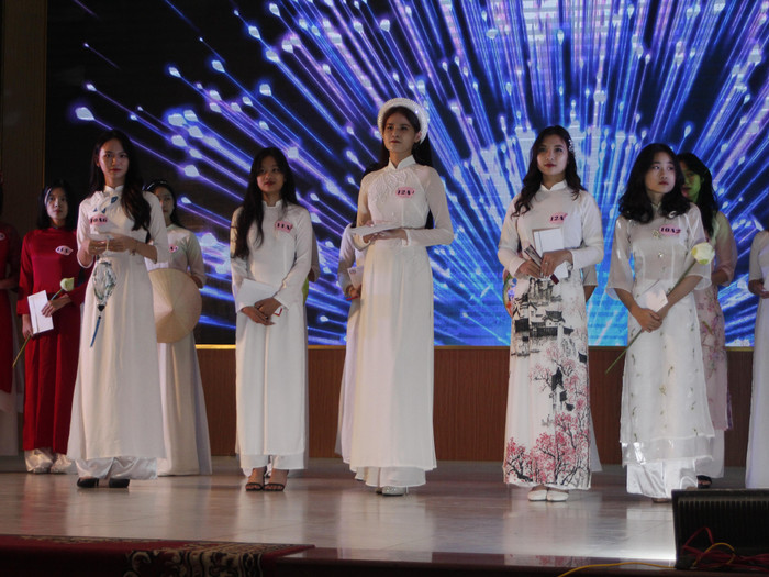 Cuộc thi nữ sinh thanh lịch diễn ra trong không khí hứng khởi. Ảnh: Trần Lý Cuộc thi nữ sinh thanh lịch diễn ra trong không khí hứng khởi. Ảnh: Trần Lý