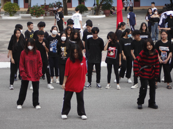 Các tiết mục văn nghệ tới từ các khối lớp của Trường Trung học phổ thông Đinh Tiên Hoàng. Ảnh: Trần Lý Các tiết mục văn nghệ tới từ các khối lớp của Trường Trung học phổ thông Đinh Tiên Hoàng. Ảnh: Trần Lý