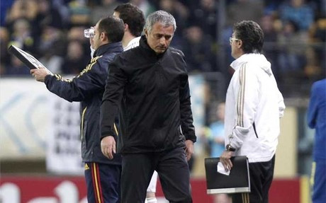 Mourinho bị truất quyền chỉ đạo - Ảnh Sport