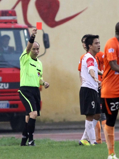 Trọng tài Quốc Hưng rút thẻ đỏ với Danh Ngọc của V.Ninh Bình. Ảnh: VSI. Trọng tài Quốc Hưng rút thẻ đỏ với Danh Ngọc của V.Ninh Bình. Ảnh: VSI.