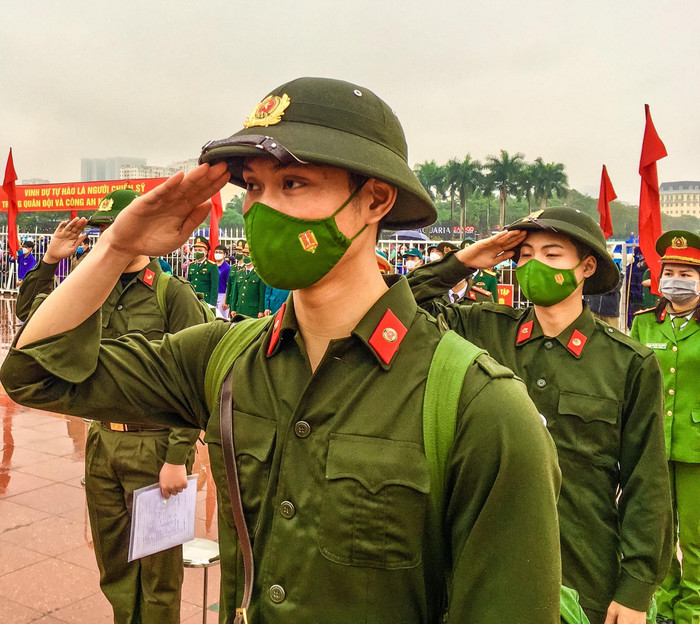 Những thanh niên tự hào hát vang Tiến quân ca trước giờ bước qua Cổng vinh quang (ảnh: Hữu Phúc) Những thanh niên tự hào hát vang Tiến quân ca trước giờ bước qua Cổng vinh quang (ảnh: Hữu Phúc)