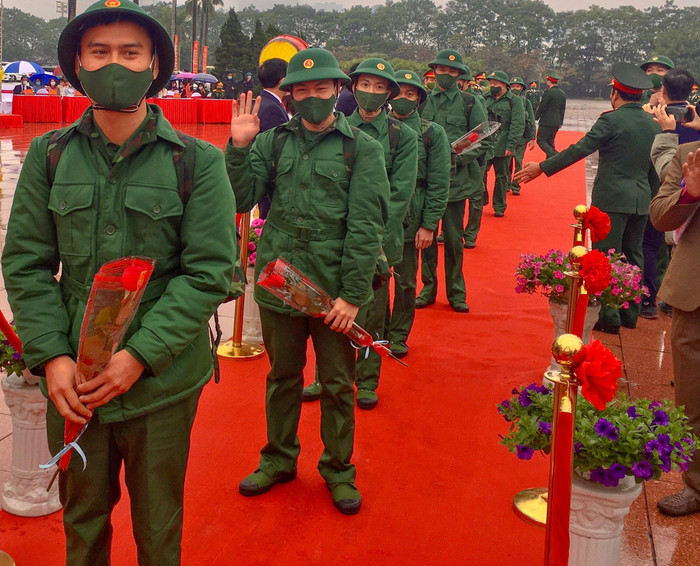 Văn Định (người đầu tiên) và Việt Hoàng (người thứ 2) gửi lời chào tạm biệt mọi người và không quên hẹn ngày trở về trưởng thành hơn. Văn Định (người đầu tiên) và Việt Hoàng (người thứ 2) gửi lời chào tạm biệt mọi người và không quên hẹn ngày trở về trưởng thành hơn.