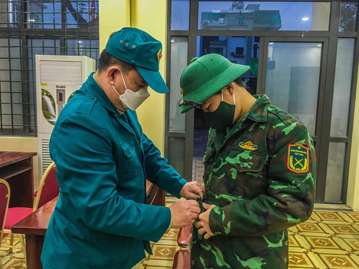 Việt Hoàng được Chỉ huy trưởng quân sự địa phương chỉnh quân trang (ảnh: Hữu Phúc) Việt Hoàng được Chỉ huy trưởng quân sự địa phương chỉnh quân trang (ảnh: Hữu Phúc)
