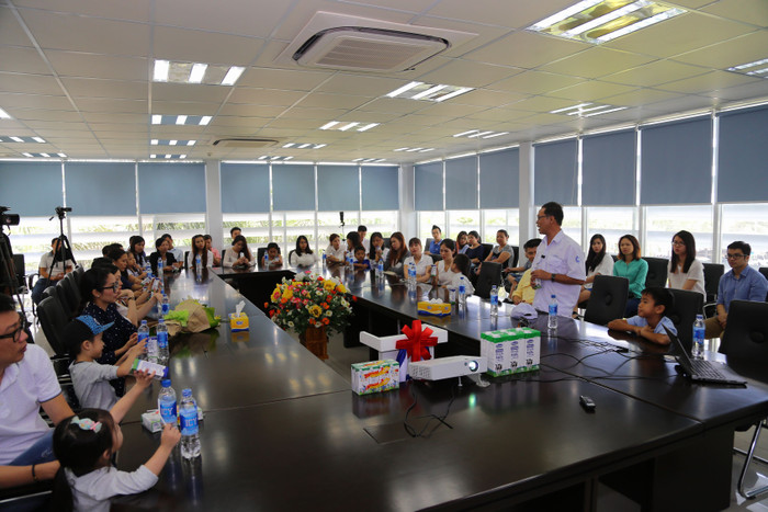 Giám đốc nhà máy Vinamilk: “Mục tiêu của Vinamilk là nâng tầm dinh dưỡng chất lượng quốc tế cho các sản phẩm sữa, từ đó tạo cơ hội cho trẻ em Việt Nam được sử dụng sản phẩm dinh dưỡng không thua kém sản phẩm sữa nước ngoài với giá cả hợp lý.”