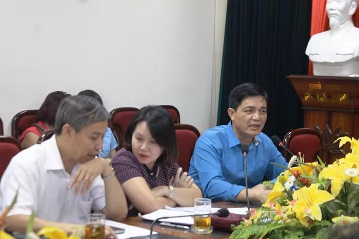 Lãnh đạo Cục An toàn thực phẩm trả lời câu hỏi của phóng viên các cơ quan thông tấn báo chí.