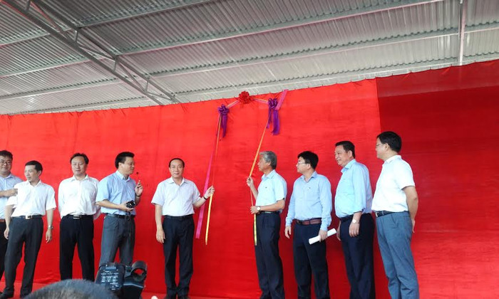 Thứ trưởng Nguyễn Hồng Trường và ông Trần Xuân Sanh - Cục trưởng Cục Quản lý Xây dựng và Chất lượng công trình giao thông (QLXD&CLCTGT) kéo rèm che tàu điện mẫu tuyến Cát Linh - Hà Đông. Thứ trưởng Nguyễn Hồng Trường và ông Trần Xuân Sanh - Cục trưởng Cục Quản lý Xây dựng và Chất lượng công trình giao thông (QLXD&CLCTGT) kéo rèm che tàu điện mẫu tuyến Cát Linh - Hà Đông.
