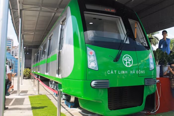 Toàn cảnh toa đầu của tàu điện mẫu Cát Linh - Hà Đông.