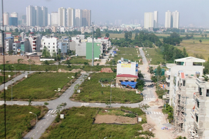 Từ tầng cao tòa nhà nhìn xuống xung quanh là cánh đồng và khoảng đất dự án chưa được lấp đầy Từ tầng cao tòa nhà nhìn xuống xung quanh là cánh đồng và khoảng đất dự án chưa được lấp đầy