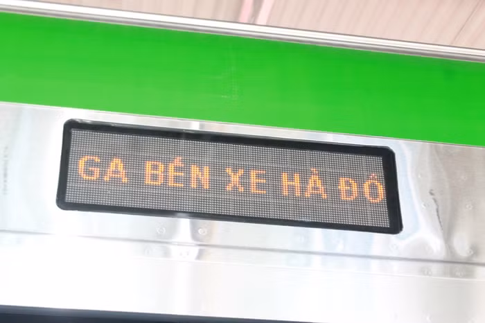 Trên mỗi khoang cửa có báo hiệu đang ở ga nào.