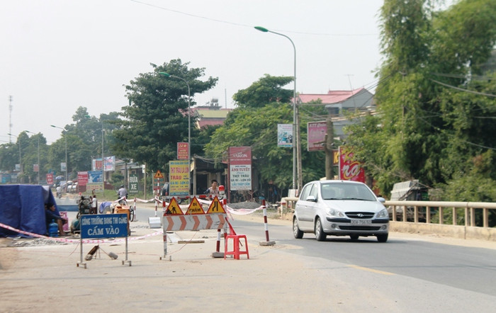 Đoạn đường nằm trong dự án cải tạo nâng cấp Quốc lộ 6 chưa hoàn thành nhưng chủ đầu tư đã thu phí Đoạn đường nằm trong dự án cải tạo nâng cấp Quốc lộ 6 chưa hoàn thành nhưng chủ đầu tư đã thu phí