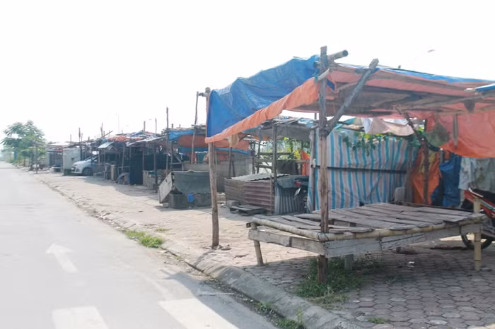 Xa đông dân cư nên việc mua sắm khó khăn, vì vậy một chợ cóc mọc ngay đối diện chung cư 19T5 Xa đông dân cư nên việc mua sắm khó khăn, vì vậy một chợ cóc mọc ngay đối diện chung cư 19T5