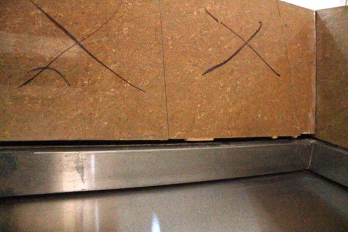 Dù mới hơn 2 năm đi vào sử dụng nhưng gạch ốp thang máy bong ra Dù mới hơn 2 năm đi vào sử dụng nhưng gạch ốp thang máy bong ra