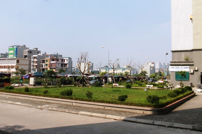Tuy nhiên theo phản ánh của người dân khu chung cư không có chỗ vui chơi, dưới sảnh tầng 1 chỉ có lối đi nhỏ quanh bồn cây cảnh và cỏ không được cắt tỉa và một vài ghế ngồi bằng đá Tuy nhiên theo phản ánh của người dân khu chung cư không có chỗ vui chơi, dưới sảnh tầng 1 chỉ có lối đi nhỏ quanh bồn cây cảnh và cỏ không được cắt tỉa và một vài ghế ngồi bằng đá