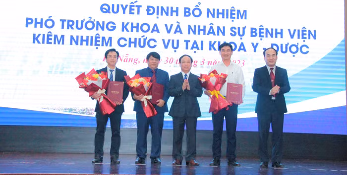 Nhiều lãnh đạo các bệnh viện lớn ở Đà Nẵng tham gia quản lý, giảng dạy tại Khoa Y - Dược Đại học Đà Nẵng. Ảnh: AN