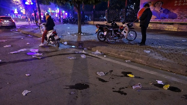 Đường phố Hà Nội sau phút giao thừa xuân Bính Thân. Ảnh: Lê Anh Dũng/ Vietnamnet.vn) Đường phố Hà Nội sau phút giao thừa xuân Bính Thân. Ảnh: Lê Anh Dũng/ Vietnamnet.vn)