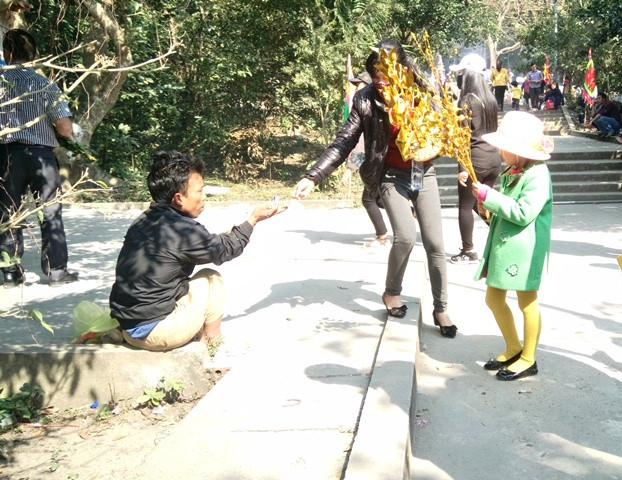 Lộn xộn ở khu di tích đền thờ thánh mẫu Liễu Hạnh ảnh 4 Lộn xộn ở khu di tích đền thờ thánh mẫu Liễu Hạnh ảnh 4