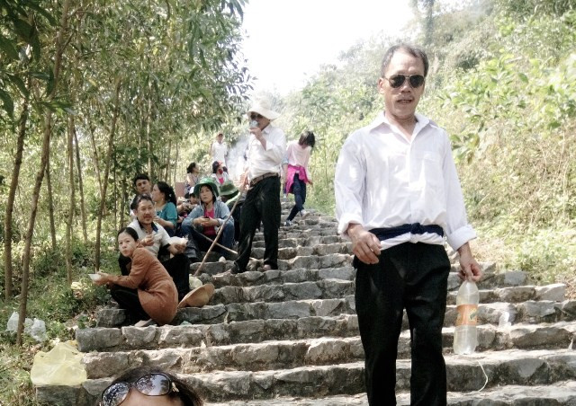 Nhiều người leo 1.260 bậc đá lên đỉnh núi không quên mang theo chai để mang “nước thánh” về (Ảnh: Thủy Phan) Nhiều người leo 1.260 bậc đá lên đỉnh núi không quên mang theo chai để mang “nước thánh” về (Ảnh: Thủy Phan)