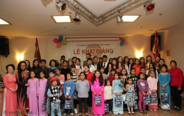 Giáo viên và học sinh trường tiếng Việt Sao Mai tại Berlin (Đức) trong buổi lễ khai giảng năm học 2015-2016 (Ảnh: vietbao.de) Giáo viên và học sinh trường tiếng Việt Sao Mai tại Berlin (Đức) trong buổi lễ khai giảng năm học 2015-2016 (Ảnh: vietbao.de)