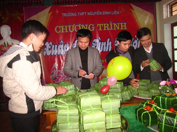 Những "cô cậu Lang Liêu" gói bánh chưng tặng bạn nghèo dịp Tết ảnh 3