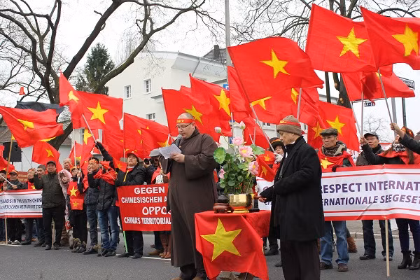 Một phật tử người Đức tham gia cuộc tuần hành này, phát biểu ý kiến: “Tôi ủng hộ mục đích xuống đường vì hòa bình, công lý đồng thời có thể kêu gọi nhà cầm quyền Bắc Kinh phải tôn trọng luật pháp và các công ước quốc tế, giữ gìn hòa bình ở Biển Đông của cuộc biểu tình này”.