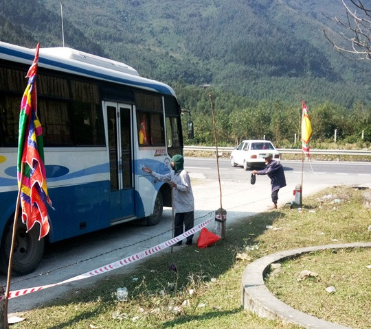 Hai cụ già đứng ngay đường ra vào khu di tích, hễ có xe đi qua là chạy đến chìa tay xin tiền (Ảnh: Thủy Phan) Hai cụ già đứng ngay đường ra vào khu di tích, hễ có xe đi qua là chạy đến chìa tay xin tiền (Ảnh: Thủy Phan)