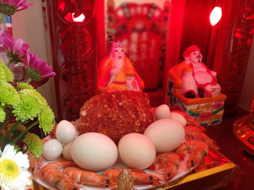 Người làm kinh doanh, không làm kinh doanh đều làm lễ giống nhau, chỉ khác là địa điểm. (Ảnh: giadinh.net.vn)