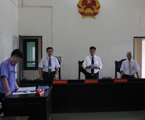 Chủ tọa phiên tòa tuyên án dưới khung (Ảnh: Nguyên Dương) Chủ tọa phiên tòa tuyên án dưới khung (Ảnh: Nguyên Dương)