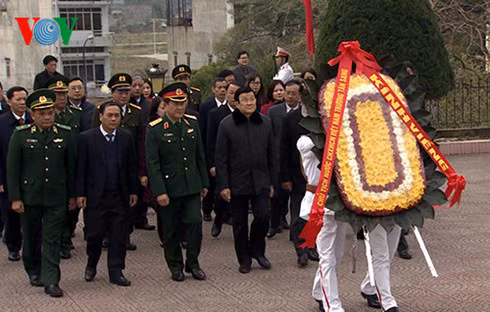 Chủ tịch nước dâng hương tưởng niệm các liệt sĩ bảo vệ biên giới phía Bắc ảnh 2 Chủ tịch nước dâng hương tưởng niệm các liệt sĩ bảo vệ biên giới phía Bắc ảnh 2