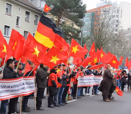 Những người tham gia biểu tình đã dành một phút tưởng niệm để tưởng nhớ những người con đất Việt đã ngã xuống để bảo vệ toàn vẹn lãnh thổ và chủ quyền thiêng liêng của đất nước.