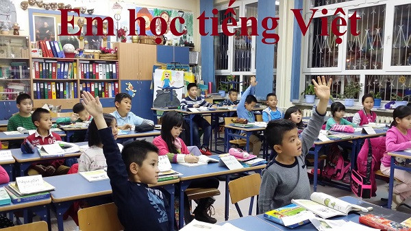 Giờ học của các cháu trường Lạc Long Quân tại Vác-sa-va (Ba Lan) (Ảnh: Trung tâm văn hóa Văn Lang) Giờ học của các cháu trường Lạc Long Quân tại Vác-sa-va (Ba Lan) (Ảnh: Trung tâm văn hóa Văn Lang)