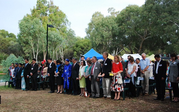 Các đại biểu làm lễ dâng hương Vua Hùng và các anh hùng dân tộc Các đại biểu làm lễ dâng hương Vua Hùng và các anh hùng dân tộc