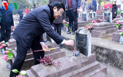 Chủ tịch nước và các thành viên trong đoàn thắp hương từng ngôi mộ Chủ tịch nước và các thành viên trong đoàn thắp hương từng ngôi mộ