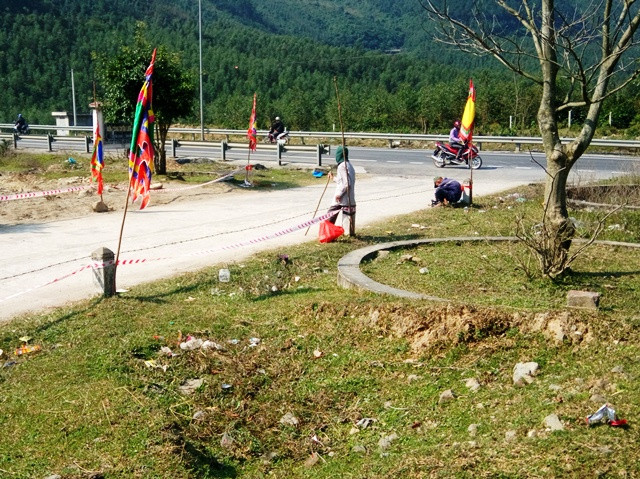 Tranh thủ lúc không có xe đi qua để đếm tiền (Ảnh: Thủy Phan) Tranh thủ lúc không có xe đi qua để đếm tiền (Ảnh: Thủy Phan)