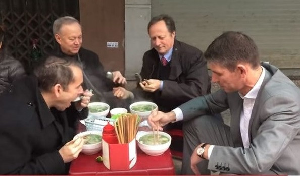 Đảng ở trong dân chứ không ở trên dân ảnh 1