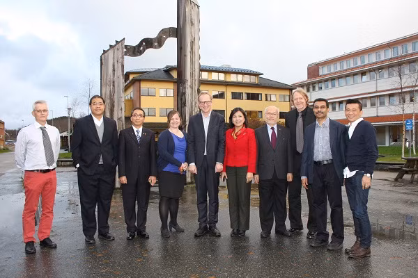 Đại sứ Lê Thị Tuyết Mai (áo đỏ) cùng Hiệu trưởng và một số giáo sư của Đại học Nordland, Thành phố Bodo sau cuộc làm việc tại trường ngày 4/11/2015 (Ảnh: Hoàng Tuấn)