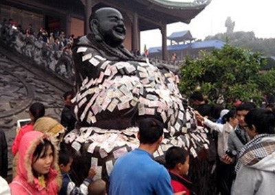 Hối lộ thánh thần không còn là chuyện hiếm gặp. Trong ảnh là hình ảnh người đi lễ phủ tiền lẻ lên tượng ở Chùa Bái Đính, Ninh Bình (Ảnh vietnamnet) Hối lộ thánh thần không còn là chuyện hiếm gặp. Trong ảnh là hình ảnh người đi lễ phủ tiền lẻ lên tượng ở Chùa Bái Đính, Ninh Bình (Ảnh vietnamnet)
