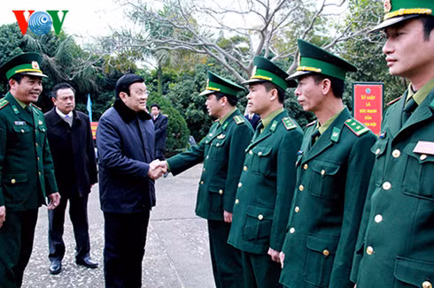 Chủ tịch nước thăm hỏi cán bộ chiến sĩ đồn biên phòng Hữu Nghị. Chủ tịch nước thăm hỏi cán bộ chiến sĩ đồn biên phòng Hữu Nghị.