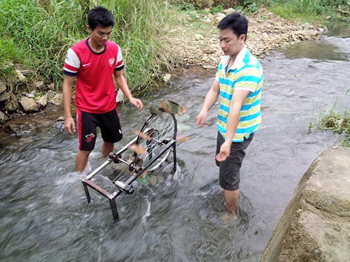 Mô hình máy bơm nước, giải Nhất toàn quốc Khoc học kỹ thuật 2015, Nguyễn Tuấn Hùng và Trần Ngọc Vũ - lớp 11 chuyên Vật Lý Trường THPT Hoàng Văn Thụ (Hòa Bình). Thầy Phạm Đình Mẫn (phải) hướng dẫn Nguyễn Tuấn Hùng nghiên cứu thực tế. Ảnh: Mẫn Phạm Mô hình máy bơm nước, giải Nhất toàn quốc Khoc học kỹ thuật 2015, Nguyễn Tuấn Hùng và Trần Ngọc Vũ - lớp 11 chuyên Vật Lý Trường THPT Hoàng Văn Thụ (Hòa Bình). Thầy Phạm Đình Mẫn (phải) hướng dẫn Nguyễn Tuấn Hùng nghiên cứu thực tế. Ảnh: Mẫn Phạm