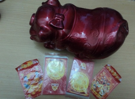 Các bậc phụ huynh cần giáo giục ý thức tiết kiệm qua việc định hướng trẻ sử dụng tiền mừng tuổi có ích (Ảnh: Bùi Minh Tuấn) Các bậc phụ huynh cần giáo giục ý thức tiết kiệm qua việc định hướng trẻ sử dụng tiền mừng tuổi có ích (Ảnh: Bùi Minh Tuấn)