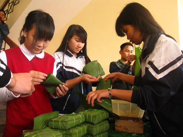 Những "cô cậu Lang Liêu" gói bánh chưng tặng bạn nghèo dịp Tết ảnh 2