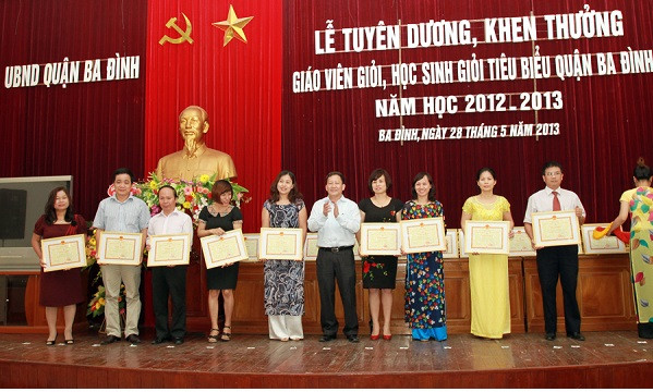 Người "đỗ” cũng như người “trượt” thì ai phấn đấu? (GDVN) - Thiết nghĩ, tờ giấy khen chỉ đáng giá vài nghìn đồng trên thị trường nhưng nó là sự ghi nhận của cấp trên cho sự nỗ lực của giáo viên trong một thời gian dài.