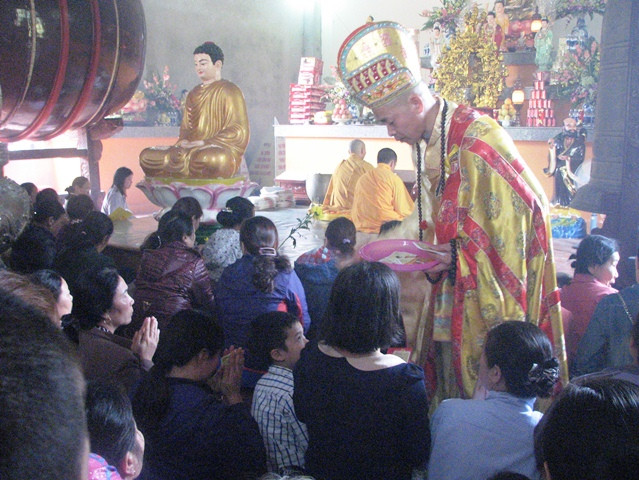 Đại đức phát lộc đầu năm cho thực khách (Ảnh: Thủy Phan) Đại đức phát lộc đầu năm cho thực khách (Ảnh: Thủy Phan)